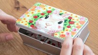 TOBICHI2で行われる展覧会やオンラインショップで発売される飴入りの缶。