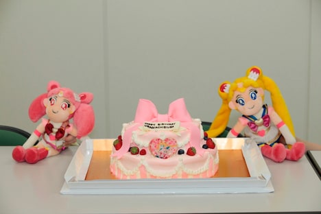 うさぎとちびうさの誕生日を祝うケーキ。ぬいぐるみとともに。