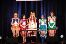 左からセーラーヴィーナス／愛野美奈子役の長谷川里桃、セーラーマーズ／火野レイ役の小林かれん、セーラームーン／月野うさぎ役の野本ほたる、セーラーマーキュリー／水野亜美役の竹内夢、セーラージュピター／木野まこと役の楓。