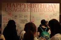 バースデーボードにメッセージを寄せるファンたち。