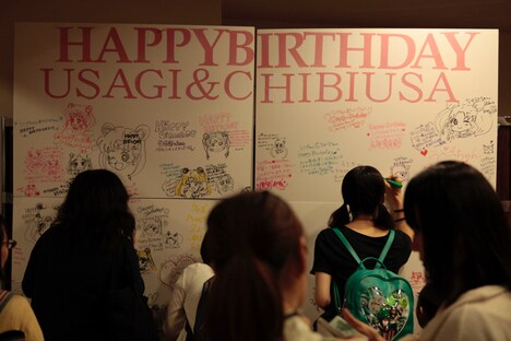 バースデーボードにメッセージを寄せるファンたち。