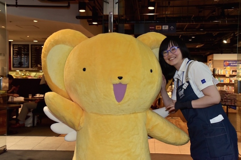 ケロちゃんの着ぐるみと、紀伊國屋書店西武渋谷店の店員。