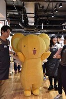 店内を歩くケロちゃんの着ぐるみ。