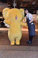 ケロちゃんの着ぐるみと、紀伊國屋書店西武渋谷店の店員。
