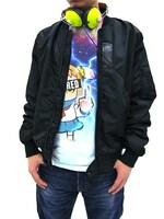 「サンダーポプ子フルグラフィックTシャツ」を着用した様子。