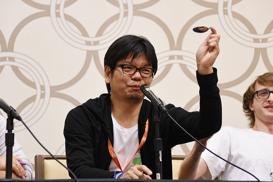スプーン曲げを披露するボンズ代表取締役の南雅彦。