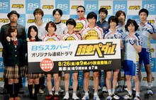 前列左から野口真緒、桜井美南、深澤大河、小越勇輝、木村達成、鈴木拡樹、植田圭輔。後列左から棚澤孝義監督、安里勇哉、平井浩基、郷本直也、輝馬、宮崎秋人、青木空夢。