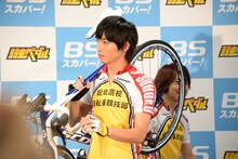 特注のスコットを掲げてみせる木村達成。