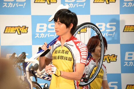 フォトセッション前に、愛車を担いで1人報道陣の前に立つ木村達成。