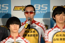 郷本直也（中央）。