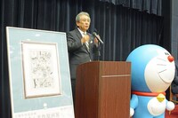 普段はメガネをかけていないという伊藤善章館長。 (c)Fujiko-Pro