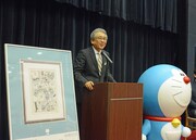 のび太くんメガネをかけてきたという伊藤善章館長。 (c)Fujiko-Pro