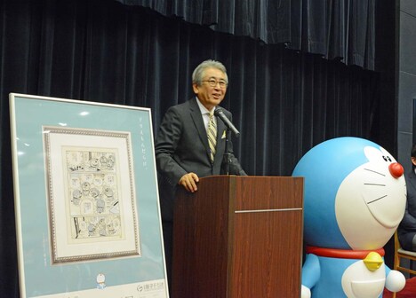 のび太くんメガネをかけてきたという伊藤善章館長。 (c)Fujiko-Pro