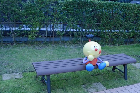 ベンチに座るコロ助。 (c)Fujiko-Pro