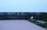 ベンチに座るコロ助。 (c)Fujiko-Pro