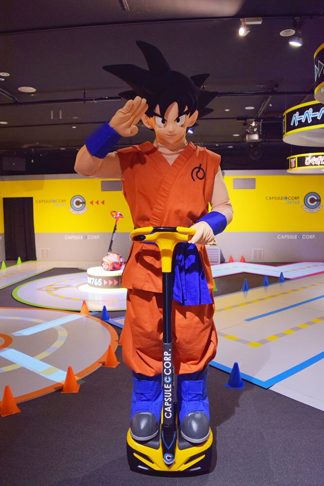 立ち乗り型ライドマシン「JW765」に乗る悟空。