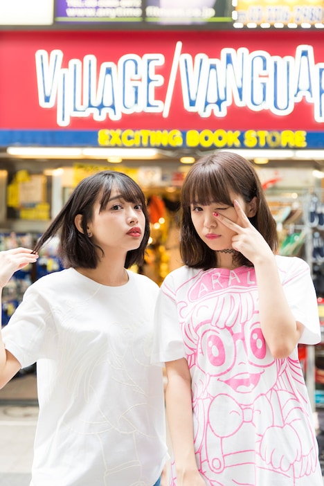「Dr.SLUMP×MIKIO SAKABE」Tシャツ着用例。着用モデルは左から南菜生（PassCode）、菅本裕子。