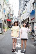 「Dr.SLUMP×MIKIO SAKABE」Tシャツ着用例。着用モデルは左から菅本裕子、南菜生（PassCode）。