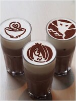 「ゲゲゲのハンズカフェ」限定メニューのアイスココア（鬼太郎・一反もめん・目玉おやじ）」。