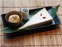 「ゲゲゲのハンズカフェ」限定メニューの「『一反もめん』のパンナコッタ ～黒蜜きなこ～」。