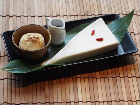 「ゲゲゲのハンズカフェ」限定メニューの「『一反もめん』のパンナコッタ ~黒蜜きなこ~」。