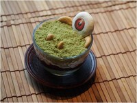 「ゲゲゲのハンズカフェ」限定メニューの「『目玉おやじ』の抹茶パフェ」。