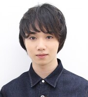 日本役を演じる植田圭輔。