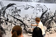 ライブペインティングを行うしりあがり寿。