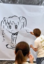 「魔法少女まどか☆マギカ」のイラストを描くしりあがり寿。