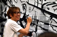 ライブペインティングを行うしりあがり寿。