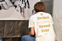 「ヒストリエ」のイラストを描くしりあがり寿。