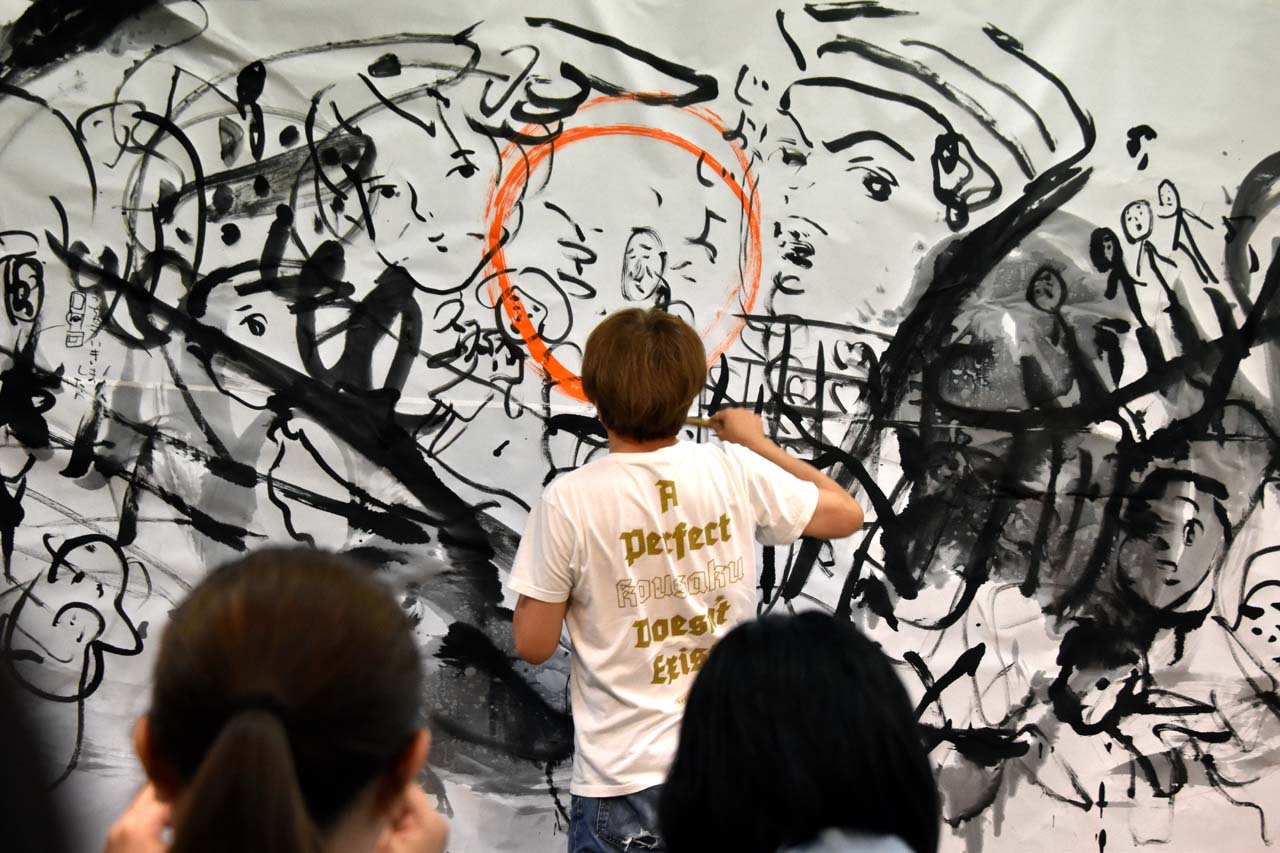 ライブペインティングを行うしりあがり寿。