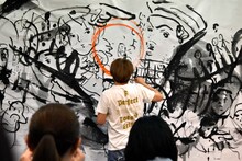 ライブペインティングを行うしりあがり寿。