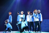 「ミュージカル『テニスの王子様』3rdシーズン 青学vs氷帝」ゲネプロより、ストリートテニス場に現れた氷帝学園テニス部の面々。