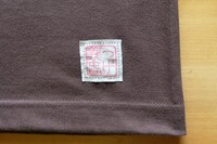 落款が押された布タグ。