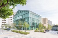 与謝野晶子記念館が入っている、さかい利晶の杜の外観。