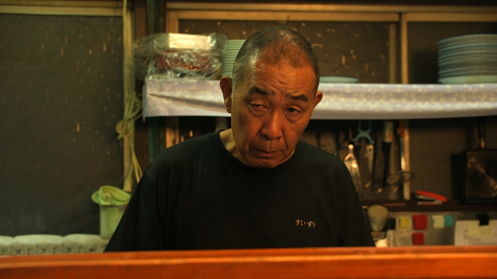 でんでん演じる飲食店の親方。
