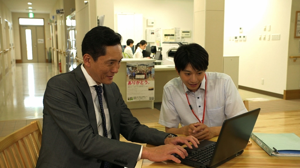 （左から）松重豊演じる井之頭五郎と、向井理演じる牧原達也。