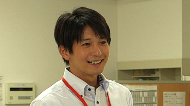 向井理演じる商業施設職員・牧原達也。