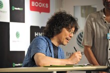 イベント終了後、ファンのサインに応じた浦沢直樹。