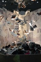 「サモトラケのニケ」をモチーフにしたインスタレーション。