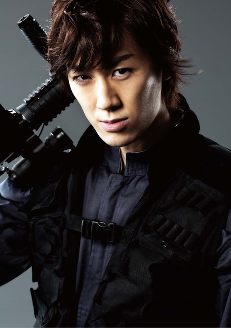 青柳塁斗扮するRYO。