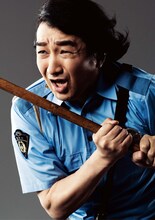 池田鉄洋扮する向島三四郎。