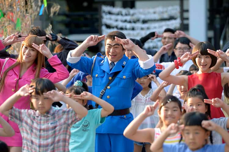 舞台 こち亀 亀有でラサール石井らが地元民と一緒に踊るpv公開 コミックナタリー