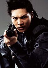 章平扮するMAKOTO。