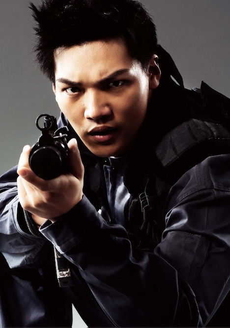 章平扮するMAKOTO。