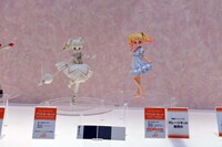 左から「アリス・カータレット『イギリスバトルコスver.』」、「アリス・カータレット『ワンピースStyle』」