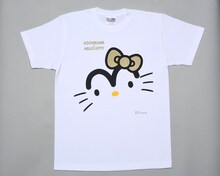 ハローキティとのコラボによるTシャツ。(c)秋本治/集英社 (c)‘76,‘16 SANRIO(g)