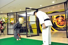 互いに礼をするぬらりひょんと篠原信一。