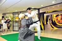 ぬらりひょんと組み合う篠原信一。